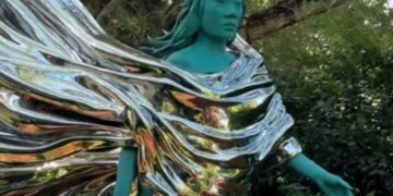 Марк Цукерберг си постави статуа со ликот на сопругата во дворот