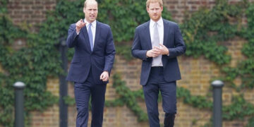 Принцовите Вилијам и Хари се сретнале на погребот на нивниот вујко