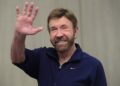 (Видео) Чак Норис покажа како на 84 години крева тегови: „Само се загревам“