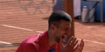 (Фото+видео) Емотивно: Ѓоковиќ не можеше да се смири по победата, плачеше, легна на терен и се прекрсти