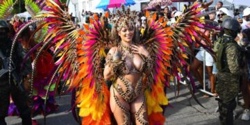 Ријана се појави на карневалот во Барбадос привлекувајќи внимание со својот костим