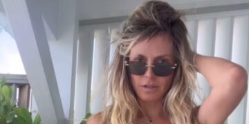 (Видео) Хајди Клум објави снимка во тигресто бикини: „Време е за плажа“