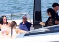 Познати фаци снимени на јахтата на Џеф Безос како уживаат на Медитеранот