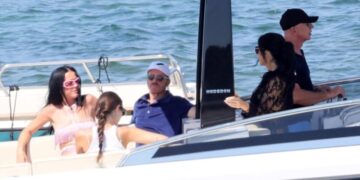 Познати фаци снимени на јахтата на Џеф Безос како уживаат на Медитеранот