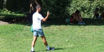 Новак Ѓоковиќ се шеташе во Централ парк и збунето бараше сигнал на мобилниот телефон, фотографиите се хит