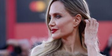 (Видео) Десетминутни овации во Венеција за Анџелина Џоли: актерката заврши во солзи по премиерата на филмот „Марија“