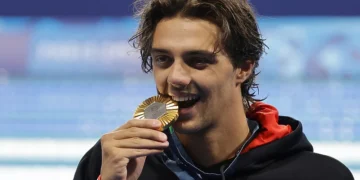 Италијанскиот пливач кој стана миленик на жените е снимен како спие покрај клупа во Париз