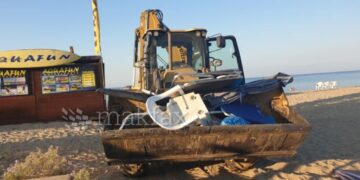 Нема веќе оставање столчиња за да си резревирате место на плажа во Грција – ги собираат со багер (ВИДЕО)