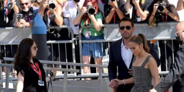 Џеј Ло и Афлек имаа проблеми веќе на медениот месец: „Му пречеа папараците кои ги следеа“