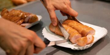 Крадец од Холандија провалил во куќа, па си зготвил колбаси, полицијата го фатила на дело