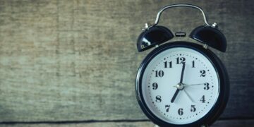 Виц на денот: Мамо во колку часот сум роден?