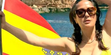 Салма Хајек повторно ја покажа седата коса и се пошегува: „Жолти бикини и седа коса, совршена комбинација“