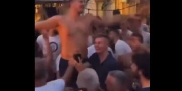 (Видео) „Македонско девојче“ ечеше на прославата на српските кошаркари во Париз