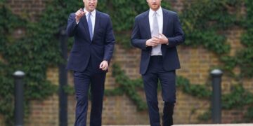 Дејли Мејл: Принцот Вилијам не планира да го покани Хари на неговото крунисување