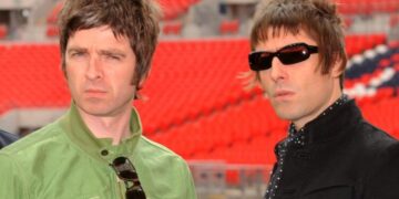 30-годишниот албум на Oasis, се враќа на првото место на топ листите во Велика Британија