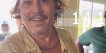 Џони Деп конечно ги среди забите и покажа нова, светла насмевка