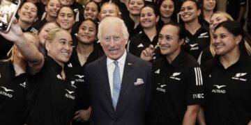 Кралот Чарлс фотографиран во групна прегратка со рагбистките од Нов Зеланд