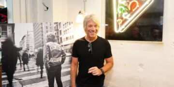 Спаси жена која сакаше да скокне од мост, а со години бесплатно ги хранеше бездомниците: Џон Бон Џови ја враќа вербата во човештвото