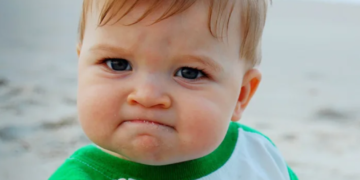 Најпознатото бебе на Интернет стана полнолетно