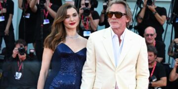 Георгина изненади со својот аутфит во Венеција, носеше шорцеви и мрежести хулахопки