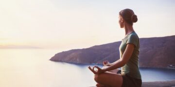 Георгина изненади со својот аутфит во Венеција, носеше шорцеви и мрежести хулахопки