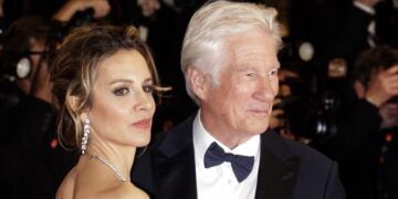 Георгина изненади со својот аутфит во Венеција, носеше шорцеви и мрежести хулахопки