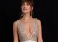 Дакота е махер на елегантно, длабоко деколте: фустан од соништата „Гучи“ на извајаното тело на актерката