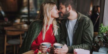 Селена Гомез ги поттикна гласините дека е верена, на Еми наградите се појави со дијамантски прстен