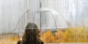 Селена Гомез ги поттикна гласините дека е верена, на Еми наградите се појави со дијамантски прстен