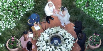 Најубавата жена на светот во проѕирен фустан привлече внимание во Милано