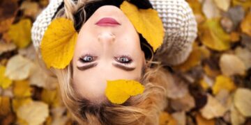 Најубавата жена на светот во проѕирен фустан привлече внимание во Милано