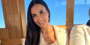 (Видео) Мексиканска пејачка и актерка падна на ревија на модната недела во Париз: „Најдобриот момент од мојот живот“