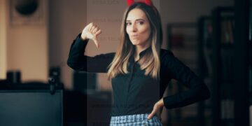 (Видео) Мексиканска пејачка и актерка падна на ревија на модната недела во Париз: „Најдобриот момент од мојот живот“