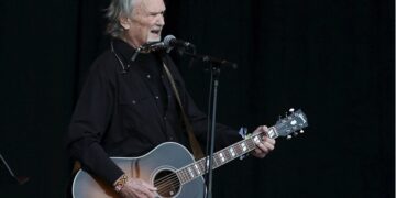 Почина американскиот пејач, актер и текстописец Крис Кристоферсон