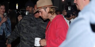 Џастин Бибер снимен во јавноста по апсењето на Диди, фановите загрижени