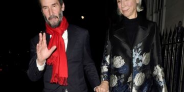 Кијану Ривс снимен со девојката на романтична прошетка, не ја криеле љубовта