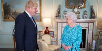Борис Џонсон тврди дека кралицата Елизабета имала рак: Го знаев тоа една година