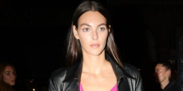 Девојката на Леонардо ди Каприо во мини фустан привлече внимание во Париз