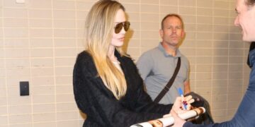 Обожавател побара потпис од Анџелина Џоли, и даде постер со Бред Пит на него