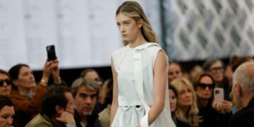 16-годишната ќерка на Никол Кидман дебитираше на ревија на познат бренд во Париз