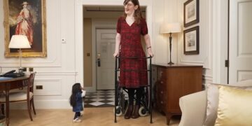 (Видео) Се сретнаа највисоката и најниската жена во светот