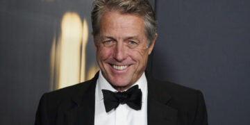 Хју Грант вели дека своите пет деца ги добил премногу стар