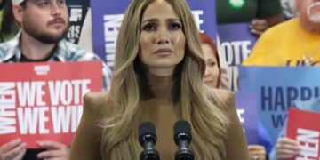 (Видео) Џенифер Лопез се појави на митингот на Харис, го спомна Трамп и едвај ги задржа солзите