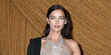 Ирина Шајк на промоција на козметички бренд во Милано дојде во проѕирен фустан