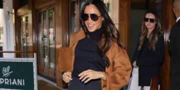 Меган Маркл беше фотографирана во ретко излегување, позираше и танцуваше, Хари не беше таму