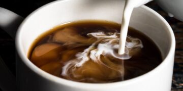 Пет намирници кои никогаш не треба да ги комбинирате со кафе