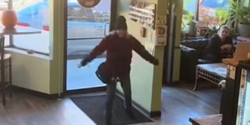 (Видео) Кафуле стана сензација со идејата да им понуди бесплатно кафе на оние кои влегуваат танцувајќи