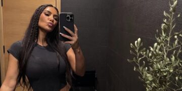 Фановите ја исмејуваа Ким Кардашијан поради грешка во фотошоп: „Го заборавила огледалото“