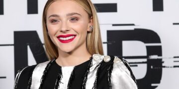 Ирина Шајк на промоција на козметички бренд во Милано дојде во проѕирен фустан