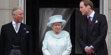 (Видео) Тејлор Свифт беше опкружена со фотографи на стадионот, нејзиното обезбедување им викаше: „Станете, станете!“